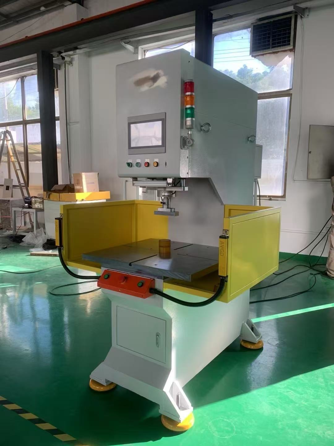 液壓機、伺服壓機、氣動壓機使用昆侖通態觸摸屏TPC1051Ki